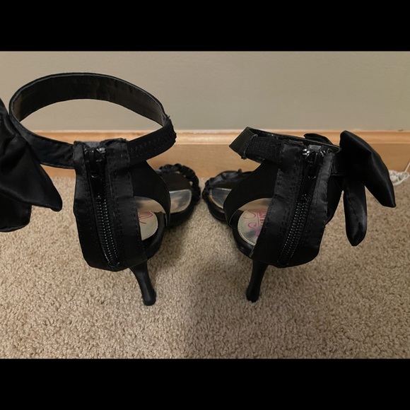 Black satin sz 7.5 Kenneth Cole Unlisted heel - Picture 4 of 4